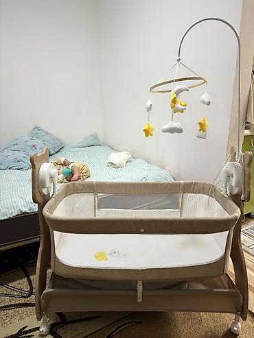 4 mom: Детская приставная кроватка, Новый, С колесиками, цвет - Бежевый — 1