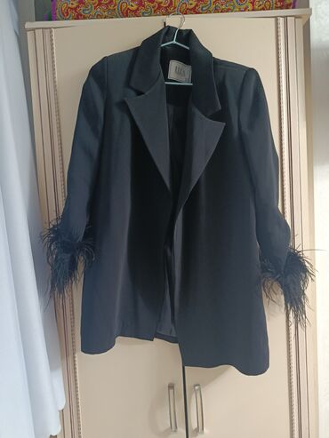 Женские вещи — 3 позиции 1) Черный жакет ELLA - Прямой силуэт, длина