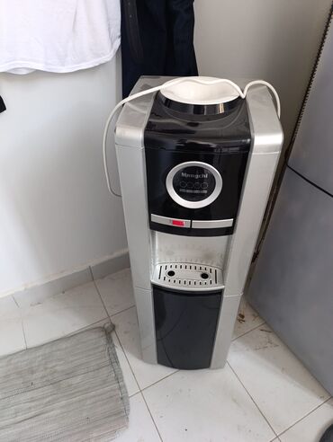 Su üçün kulerlər və dispenserlər: Mengchi su dispenseri - Döşəməüstü model, üst hissədən bidonla