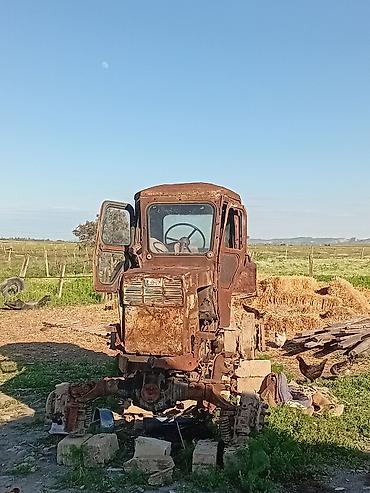 te 150 traktor: Bu, əsasən metal çərçivəsi və kabin hissəsi qalan köhnə traktor — 3