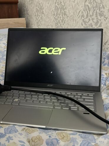 core i3: Acer noutbuk – nazik və yüngül korpus, gümüş rəng. Kompüterin diski