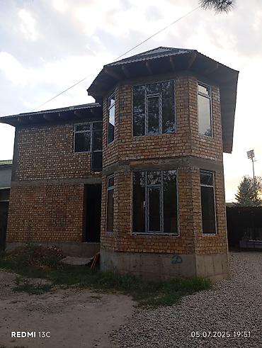 Продажа коттеджей и домов: Продаётся двухэтажный недостроенный дом недолеко от центра. рядом — 10