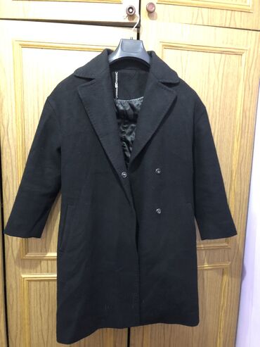 чёрное пальто оверсайз zara: Пальто, Осень-весна, По колено, S (EU 36)