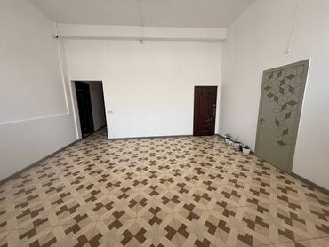 kiraye 1 otaq: Cermet korpusunun duz yaninda yerlesir. 120 kvadratdan ibaret 2 otaqli