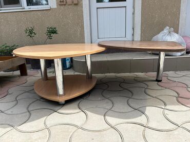 Журнальные столы: Кофейный столик состоит из двух частей столешницы разной формы и