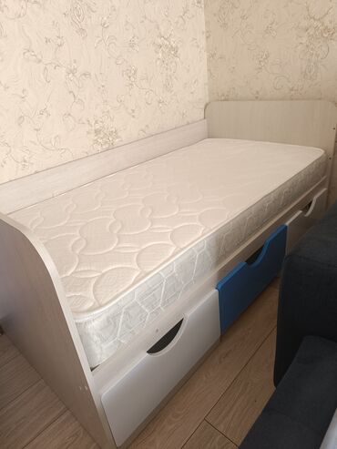 детская кроватка с люлькой внутри: Продаю детскую кроватку с матрасом цена 12000 сом