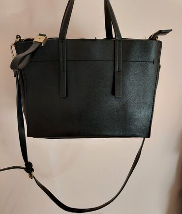zenska kozna torba: Zara crna torba
Dimenzije: 32×22cm