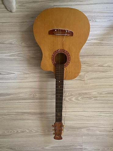 gitara capo: Kohnə gitaralardan . vəzzitəti yaxşı amma strunları təmirə ehtiyaci — 4