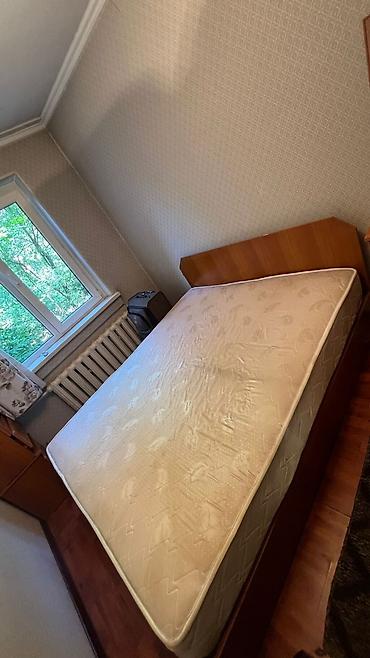 кровати полуторки: Двуспальная кровать с матрасом. - Размер: ориентировочно 140–160 см — 1