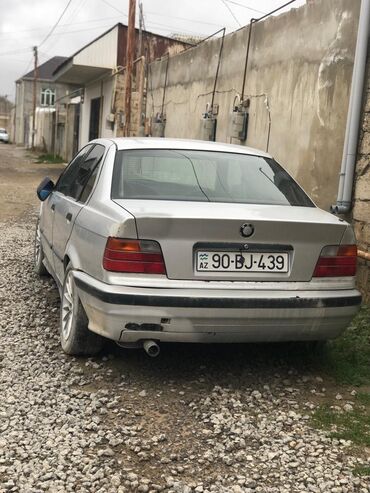 bmw qiymətləri: BMW 318: 1.8 l | 1992 il Sedan