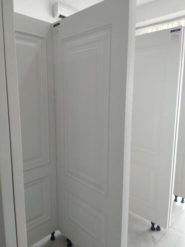 ağ qapılar: Ağ rəngli qapı, klassik üslubda hazırlanmışdır. Bu qapı, otaqlar