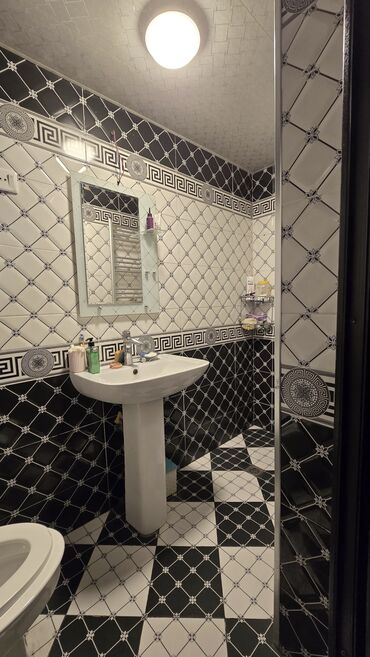 Uzunmüddətli kirayə mənzillər: Mebel və tam təchizatlı mənzil interyeri - Geniş yataq otağı: iki — 5