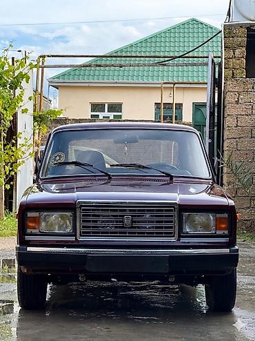 2107 panel: VAZ 2107 sedan – klassik “Jiquli”. Rəng: tünd albalı (bordo). Kuzov — 9