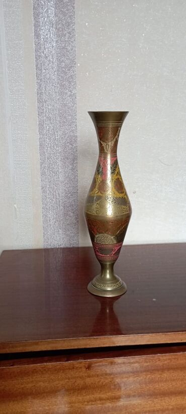 Bir vaza, Metal