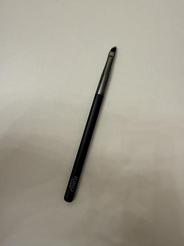 Şəxsi əşyalar: Kosmetik fırça dəsti - Brendlər: KIKO MILANO (2 ədəd) və The Body — 1