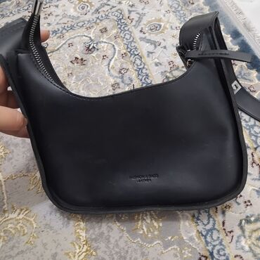 Поясные сумки, бананки: Женская сумка 👜 Цвет чёрный Можете носить везде состояние хорошее