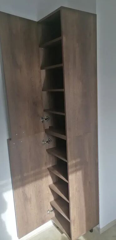 Ormari: Cipelarnik 23 Materijal: Univer debljine 18 mm u belom dekoru. Tamni — 11