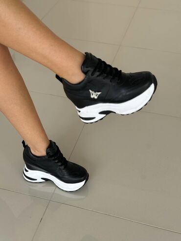 Women's Sneakers and athletic shoes: Cena 4800din
Br36-40
Skrivena peta 9cm — 23