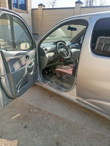 Toyota: Toyota Yaris Verso: 2000 г., Механика, Бензин, Минивэн — 9