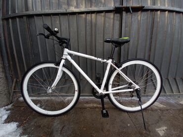 шоссейник велосипед: Отличный шоссейник 
Рама алюминиевая 
Колеса 28