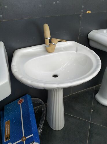 canaq: Ağ rəngli, ayaqlı unitaz. Hamam və ya tualet otağı üçün uyğundur. Ağac