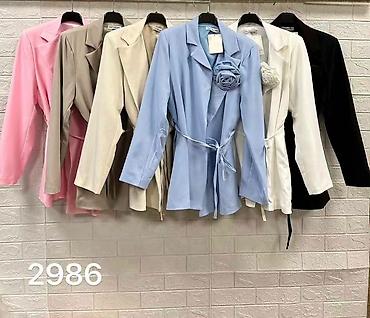 rumenilo: Elegantni ženski blejzer sa cvetnim detaljem

Sako: 2.999 dinara
S M L — 7