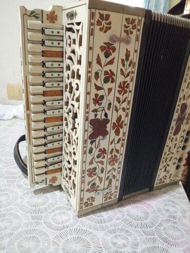 Təmiz vyatka.islək instrumentdir.70 ilin qarmonudur