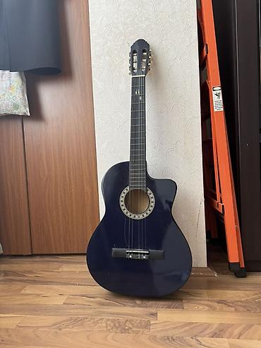 gitara simi: Klassik akustik gitara – kəsikli (cutaway) korpuslu model. * Rəng — 1