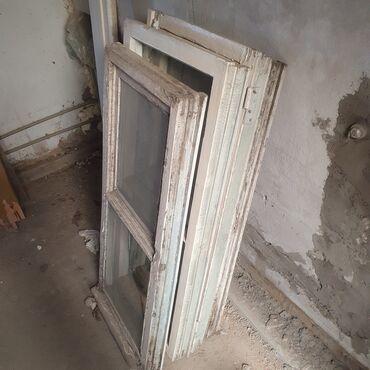 деревянный туалет: Деревянное окно, Подвесное, цвет - Белый, Б/у