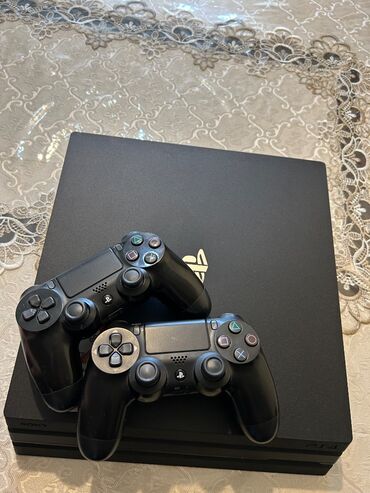 ps4 aliram: İdeal vəziyyətdə Sony PlayStation 4 pro 1TB satıram. 2 pult+ 15