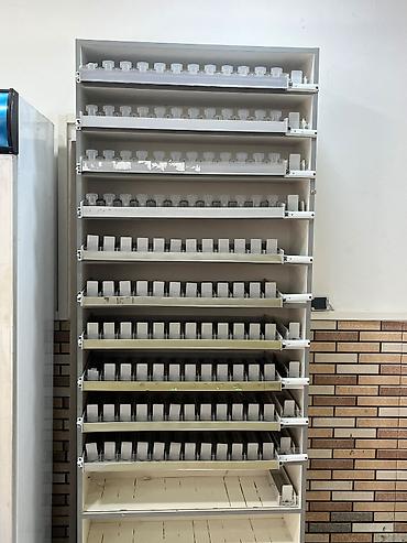 Rəf vitrinləri: Sigaret Vitrini satılır ideal veziyetdedir 120 çeşid ve 200 blok — 2