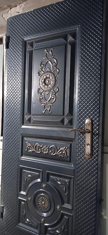 Seyf qapı tezedi cox az istifade olunub seliqelidi eni 90 sm. Hun