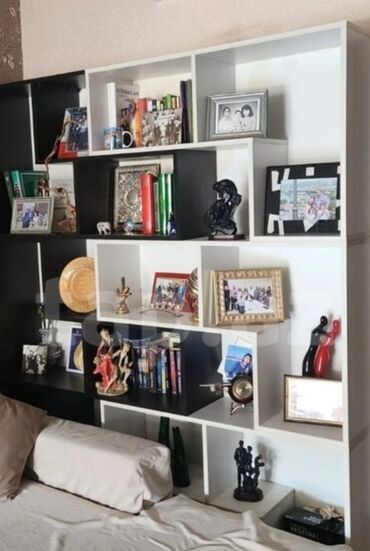 suvinirlər: İki rəngli (ağ/qara) modul kitab rəfi və vitrin-divar sistemi. 176x214