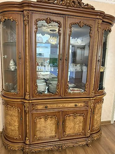 Klassik üslubda qonaq otağı mebel dəsti - Tərkib: iri vitrinalı bufet
