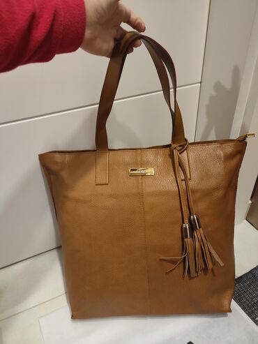 Handbags:  Kozna torba "Mona" oker boje. Ima dve rucke i vrecicu za odlaganje