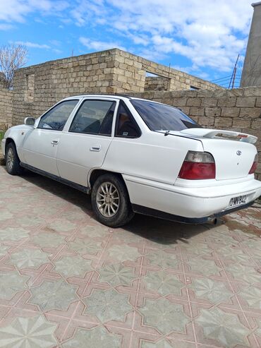 daevo neksiya: Daewoo Nexia: 1.5 l | 1997 il Sedan