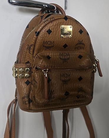 Modni rančevi: MCM mini stark ranac konjak braon boje sa monogram printom. Nov je — 1