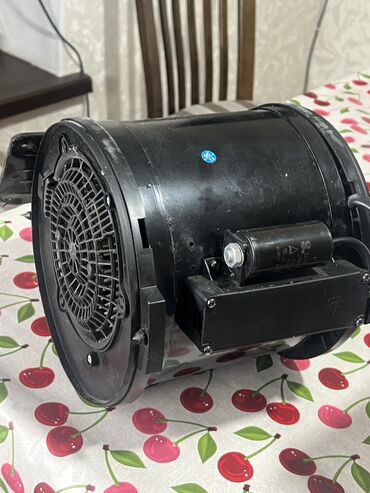 вентилятор для вытяжки: Продаю двигатель с вентилятором от вытяжки для кухни, состояние почти