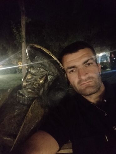 Административный персонал: Nəfəs ala bilən parçadan hazırlanmış, rahatlıq üçün nəzərdə tutulmuş