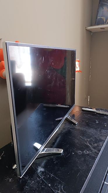 Televizorlar: LED televizor, gümüş çərçivə və iki ayaqlı metal dayaqla. - Təxmini — 2
