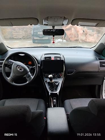 Toyota: Toyota Auris, ağ rəng, hetçbek kuzov. Əsas xüsusiyyətlər: - 5 qapı — 10
