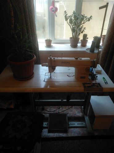 Оборудование для швейных цехов: Продам швейную машину б/у всё работает в хорошем состоянии цена
