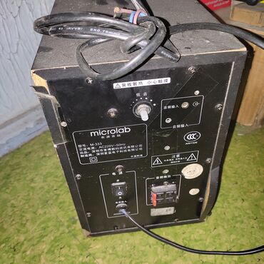 Динамики и колонки: Компактный сабвуфер Microlab M-333 в черном корпусе. Оснащен