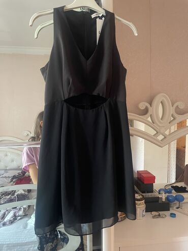little black dress qiymeti: Platya yenidie ustundeki etiketide var
Giymeti:15 azn