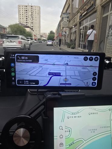 Bu avtomobil naviqasiya sistemi uzun, düzbucaqlı formada dizayn edilib