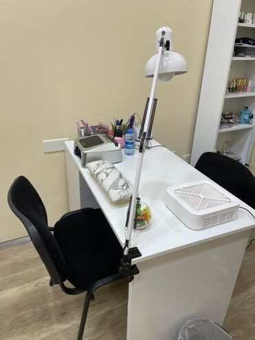 Salon masaları: Manikür üçün masa, Güzgüsüz