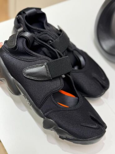 Кроссовки и спортивная обувь: Кроссовки, 40.5, Nike, Новый, цвет - Черный, Самовывоз, Бесплатная доставка, Платная доставка