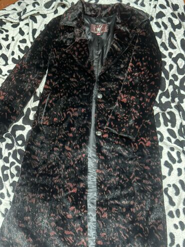 Dəstlər, kostyumlar: İkinci el paltarlar Məhsul: 2 ədəd üst geyimi dəsti 1) Qolsuz qadın — 19