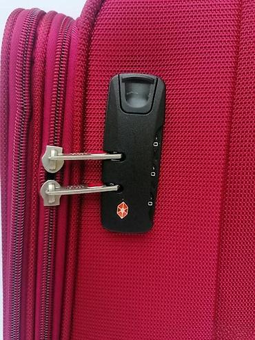 Putni koferi i torbe: Veliki putni kofer na točkiće – tekstilni, crvene boje - Prostrana — 1