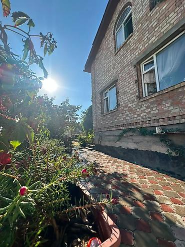 за неделю: Продаётся кирпичный дом в д/п Бек-Тоо. Площадь дома — 120 м², участок — 2